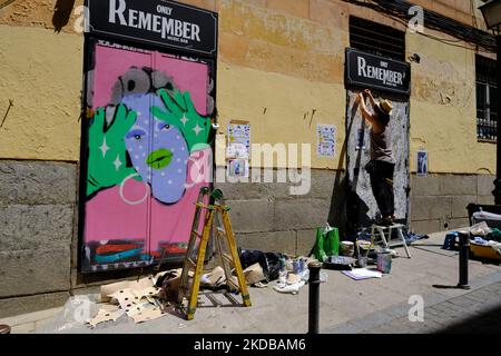 Diversi artisti trasformano la facciata di un locale Malasaña nella settima edizione di Pinta Malasaña, il 29 maggio 2022 a Madrid, Spagna. Questo evento è dedicato alla creazione artistica, alla cultura accessibile per il divertimento gratuito e al supporto per il commercio locale. Per dodici ore i cento artisti partecipanti creeranno le loro proposte artistiche dal vivo. Alla fine della giornata si terrà un concorso in cui verranno scelti tre vincitori. Per la prima volta, il concorso prevede un premio People's Choice. Pinta Malasaña 2022 è organizzato da Somos Malasaña e Madrid Street ArtProject (Photo by Foto Stock