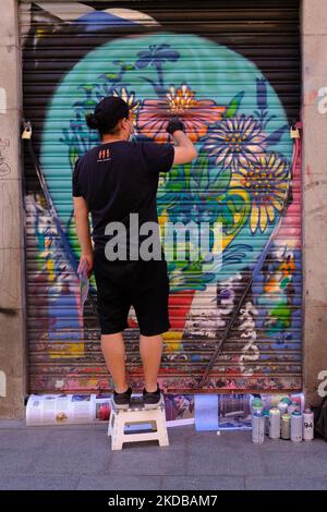 Diversi artisti trasformano la facciata di un locale Malasaña nella settima edizione di Pinta Malasaña, il 29 maggio 2022 a Madrid, Spagna. Questo evento è dedicato alla creazione artistica, alla cultura accessibile per il divertimento gratuito e al supporto per il commercio locale. Per dodici ore i cento artisti partecipanti creeranno le loro proposte artistiche dal vivo. Alla fine della giornata si terrà un concorso in cui verranno scelti tre vincitori. Per la prima volta, il concorso prevede un premio People's Choice. Pinta Malasaña 2022 è organizzato da Somos Malasaña e Madrid Street ArtProject (Photo by Foto Stock