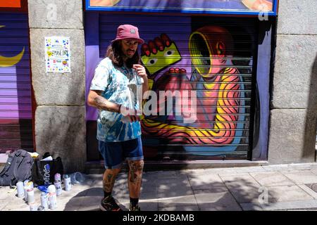 Diversi artisti trasformano la facciata di un locale Malasaña nella settima edizione di Pinta Malasaña, il 29 maggio 2022 a Madrid, Spagna. Questo evento è dedicato alla creazione artistica, alla cultura accessibile per il divertimento gratuito e al supporto per il commercio locale. Per dodici ore i cento artisti partecipanti creeranno le loro proposte artistiche dal vivo. Alla fine della giornata si terrà un concorso in cui verranno scelti tre vincitori. Per la prima volta, il concorso prevede un premio People's Choice. Pinta Malasaña 2022 è organizzato da Somos Malasaña e Madrid Street ArtProject (Photo by Foto Stock