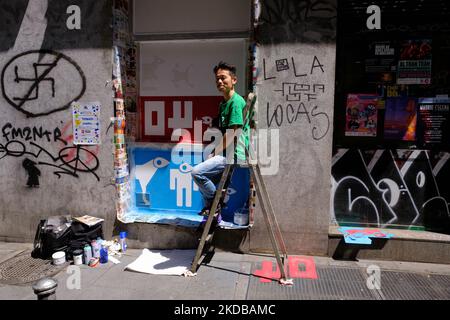 Diversi artisti trasformano la facciata di un locale Malasaña nella settima edizione di Pinta Malasaña, il 29 maggio 2022 a Madrid, Spagna. Questo evento è dedicato alla creazione artistica, alla cultura accessibile per il divertimento gratuito e al supporto per il commercio locale. Per dodici ore i cento artisti partecipanti creeranno le loro proposte artistiche dal vivo. Alla fine della giornata si terrà un concorso in cui verranno scelti tre vincitori. Per la prima volta, il concorso prevede un premio People's Choice. Pinta Malasaña 2022 è organizzato da Somos Malasaña e Madrid Street ArtProject (Photo by Foto Stock