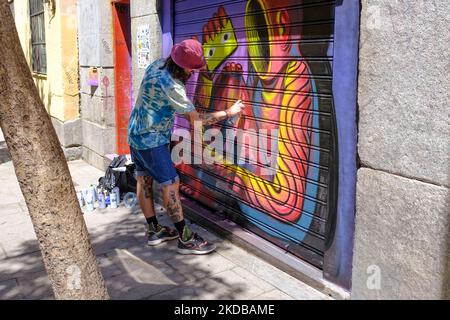 Diversi artisti trasformano la facciata di un locale Malasaña nella settima edizione di Pinta Malasaña, il 29 maggio 2022 a Madrid, Spagna. Questo evento è dedicato alla creazione artistica, alla cultura accessibile per il divertimento gratuito e al supporto per il commercio locale. Per dodici ore i cento artisti partecipanti creeranno le loro proposte artistiche dal vivo. Alla fine della giornata si terrà un concorso in cui verranno scelti tre vincitori. Per la prima volta, il concorso prevede un premio People's Choice. Pinta Malasaña 2022 è organizzato da Somos Malasaña e Madrid Street ArtProject (Photo by Foto Stock