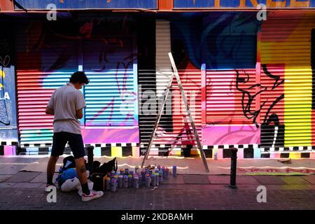 Diversi artisti trasformano la facciata di un locale Malasaña nella settima edizione di Pinta Malasaña, il 29 maggio 2022 a Madrid, Spagna. Questo evento è dedicato alla creazione artistica, alla cultura accessibile per il divertimento gratuito e al supporto per il commercio locale. Per dodici ore i cento artisti partecipanti creeranno le loro proposte artistiche dal vivo. Alla fine della giornata si terrà un concorso in cui verranno scelti tre vincitori. Per la prima volta, il concorso prevede un premio People's Choice. Pinta Malasaña 2022 è organizzato da Somos Malasaña e Madrid Street ArtProject (Photo by Foto Stock