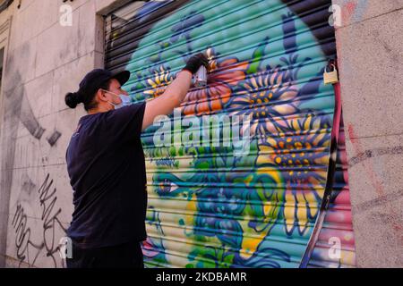 Diversi artisti trasformano la facciata di un locale Malasaña nella settima edizione di Pinta Malasaña, il 29 maggio 2022 a Madrid, Spagna. Questo evento è dedicato alla creazione artistica, alla cultura accessibile per il divertimento gratuito e al supporto per il commercio locale. Per dodici ore i cento artisti partecipanti creeranno le loro proposte artistiche dal vivo. Alla fine della giornata si terrà un concorso in cui verranno scelti tre vincitori. Per la prima volta, il concorso prevede un premio People's Choice. Pinta Malasaña 2022 è organizzato da Somos Malasaña e Madrid Street ArtProject (Photo by Foto Stock