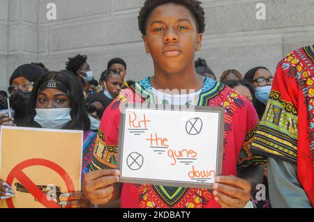 Gli studenti invitano le loro comunità a mettere le armi e a trovare un modo migliore per affrontare i problemi della loro vita durante una passeggiata guidata da studenti e un raduno contro la violenza delle armi di fronte al Municipio di Philadelphia, PA, il 31 maggio 2022. (Foto di Cory Clark/NurPhoto) Foto Stock