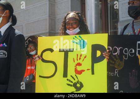 Gli studenti della Strawberry Mansion High School chiedono alla città e alle loro comunità di fare qualcosa per porre fine all'epidemia di violenza delle armi a Philly durante un walkout guidato dagli studenti e un raduno di fronte al Municipio di Philadelphia, PA, il 31 maggio 2022. (Foto di Cory Clark/NurPhoto) Foto Stock