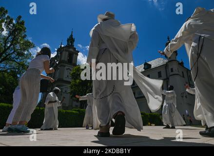 I membri dei Padri Paolini si sono comuni a Cracovia e i loro amici ballano nel cortile di fronte alla Basilica di San Michele Arcangelo. Le Suore Agostiniane e i Padri Paolini organizzarono la Giornata dei Bambini Polacco-Ucraina su un prato di mezzo ettaro dietro le mura del convento di Skalka, che fu affittato in città e aperto ai residenti. Mercoledì 1 giugno 2022 a Cracovia, Polonia. (Foto di Artur Widak/NurPhoto) Foto Stock