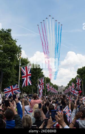 LONDRA, REGNO UNITO - 02 GIUGNO 2022: Le frecce rosse di RAF eseguono un flypast mentre gli spettatori si riuniscono lungo il Mall dopo la parata militare Trooping the Colour per onorare il compleanno ufficiale di sua Maestà la Regina e il Giubileo del platino il 02 giugno 2022 a Londra, Inghilterra. Milioni di persone nel Regno Unito sono previste per partecipare ai festeggiamenti di quattro giorni che segnano il 70th° anno sul trono del monarca britannico che regna da più tempo, la regina Elisabetta II, con oltre un miliardo di spettatori che dovrebbero assistere ai festeggiamenti in tutto il mondo. (Foto di Wiktor Szymanowicz/NurPhoto) Foto Stock