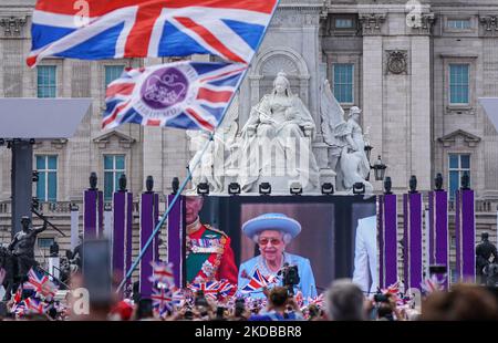 La regina Elisabetta II appare su uno schermo durante il live streaming per la celebrazione del Platinum Jubilee della regina a Buckingham Palace, Regno Unito, il 2 giugno 2022. (Foto di Alexander Mak/NurPhoto) Foto Stock