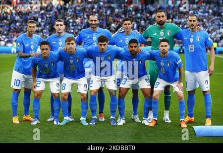 LONDRA, INGHILTERRA - GIUGNO 01:Team Italiano prima del calcio d'inizio Back Row:- Federico Bernardeschi d'Italia, Andrea Belotti d'Italia, Giorgio Chiellini Giacomo Raspadori d'Italia Gianluigi DONNARUMMA d'Italia e Leonardo Bonucci d'Italia Front Row:- Matteo Pesina d'Italia, Nicolo Barella d'Italia, Giovanni di Lorenzo d'Italia, Emerson Palmieri d'Italia e Jorginho d'Italia prima di Finalissima Conmedol - Coppa UEFA di campioni tra Italia e Argentina allo Stadio di Wembley , Londra, Regno Unito 01st giugno, 2022 (Photo by Action Foto Sport/NurPhoto) Foto Stock