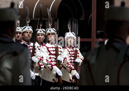 Un cambio cerimoniale dell'unità della Guardia Nazionale di Bulgaria di fronte all'edificio presidenziale il 2 giugno 2022 a Sofia, Bulgaria. In Bulgaria il 2 giugno è celebrato come la Giornata di Hristo Botev e di tutti coloro che sono morti per la Bulgaria, la sua libertà e indipendenza. (Foto di Hristo Vladev/NurPhoto) Foto Stock