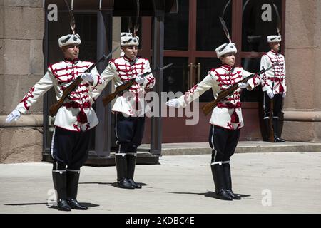 Un cambio cerimoniale dell'unità della Guardia Nazionale di Bulgaria di fronte all'edificio presidenziale il 2 giugno 2022 a Sofia, Bulgaria. In Bulgaria il 2 giugno è celebrato come la Giornata di Hristo Botev e di tutti coloro che sono morti per la Bulgaria, la sua libertà e indipendenza. (Foto di Hristo Vladev/NurPhoto) Foto Stock