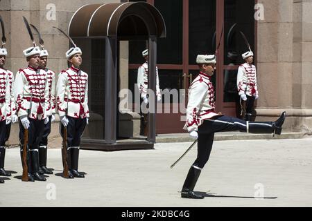 Un cambio cerimoniale dell'unità della Guardia Nazionale di Bulgaria di fronte all'edificio presidenziale il 2 giugno 2022 a Sofia, Bulgaria. In Bulgaria il 2 giugno è celebrato come la Giornata di Hristo Botev e di tutti coloro che sono morti per la Bulgaria, la sua libertà e indipendenza. (Foto di Hristo Vladev/NurPhoto) Foto Stock