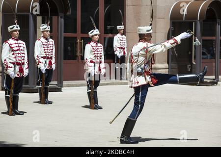 Un cambio cerimoniale dell'unità della Guardia Nazionale di Bulgaria di fronte all'edificio presidenziale il 2 giugno 2022 a Sofia, Bulgaria. In Bulgaria il 2 giugno è celebrato come la Giornata di Hristo Botev e di tutti coloro che sono morti per la Bulgaria, la sua libertà e indipendenza. (Foto di Hristo Vladev/NurPhoto) Foto Stock