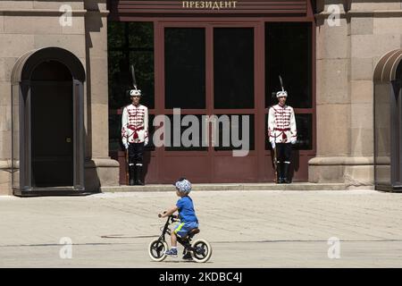Un cambio cerimoniale dell'unità della Guardia Nazionale di Bulgaria di fronte all'edificio presidenziale il 2 giugno 2022 a Sofia, Bulgaria. In Bulgaria il 2 giugno è celebrato come la Giornata di Hristo Botev e di tutti coloro che sono morti per la Bulgaria, la sua libertà e indipendenza. (Foto di Hristo Vladev/NurPhoto) Foto Stock