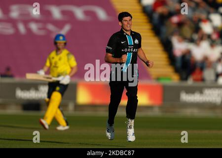 Pat Brown di Worcestershire Rapids festeggia dopo aver preso il wicket di Liam Trevaskis di Durham durante la partita della Charlotte Edwards Cup tra Northern Diamonds e Loughborough Lightning al Seat Unique Riverside, Chester le Street mercoledì 1st giugno 2022. (Foto di will Matthews/MI News/NurPhoto) Foto Stock