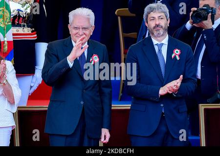 Sergio Mattarella durante la parata militare per celebrare il 76th° anniversario della proclamazione della Repubblica Italiana (Giornata della Repubblica), il 2 giugno 2022 a Roma. Quest'anno ricorre il 76th° anniversario della Repubblica Italiana con il ritorno della parata militare, annullata negli ultimi due anni a causa della pandemia del Covid-19. (Foto di Riccardo Fabi/NurPhoto) Foto Stock