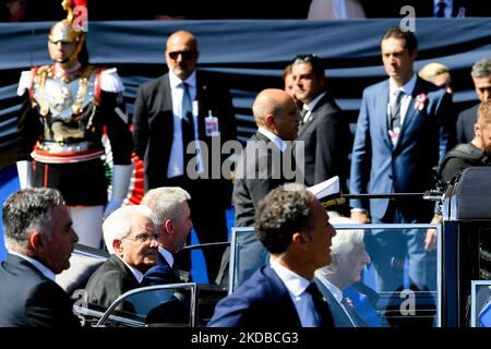 Sergio Mattarella durante la parata militare per celebrare il 76th° anniversario della proclamazione della Repubblica Italiana (Giornata della Repubblica), il 2 giugno 2022 a Roma. Quest'anno ricorre il 76th° anniversario della Repubblica Italiana con il ritorno della parata militare, annullata negli ultimi due anni a causa della pandemia del Covid-19. (Foto di Riccardo Fabi/NurPhoto) Foto Stock