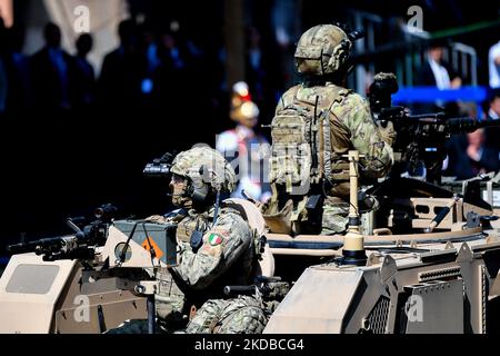 Parata militare per celebrare il 76th° anniversario della proclamazione della Repubblica Italiana (Giornata della Repubblica), il 2 giugno 2022 a Roma. Quest'anno ricorre il 76th° anniversario della Repubblica Italiana con il ritorno della parata militare, annullata negli ultimi due anni a causa della pandemia del Covid-19. (Foto di Riccardo Fabi/NurPhoto) Foto Stock