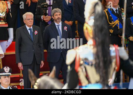 Sergio Mattarella durante la parata militare per celebrare il 76th° anniversario della proclamazione della Repubblica Italiana (Giornata della Repubblica), il 2 giugno 2022 a Roma. Quest'anno ricorre il 76th° anniversario della Repubblica Italiana con il ritorno della parata militare, annullata negli ultimi due anni a causa della pandemia del Covid-19. (Foto di Riccardo Fabi/NurPhoto) Foto Stock