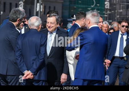 Mario Draghii durante la parata militare per celebrare il 76th° anniversario della proclamazione della Repubblica Italiana (Giornata della Repubblica), il 2 giugno 2022 a Roma. Quest'anno ricorre il 76th° anniversario della Repubblica Italiana con il ritorno della parata militare, annullata negli ultimi due anni a causa della pandemia del Covid-19. (Foto di Riccardo Fabi/NurPhoto) Foto Stock