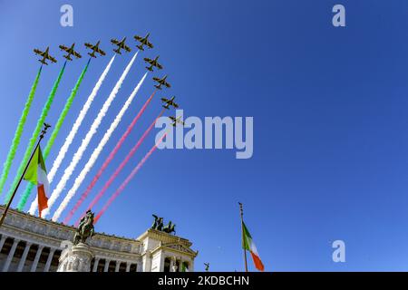 Parata militare per celebrare il 76th° anniversario della proclamazione della Repubblica Italiana (Giornata della Repubblica), il 2 giugno 2022 a Roma. Quest'anno ricorre il 76th° anniversario della Repubblica Italiana con il ritorno della parata militare, annullata negli ultimi due anni a causa della pandemia del Covid-19. (Foto di Riccardo Fabi/NurPhoto) Foto Stock