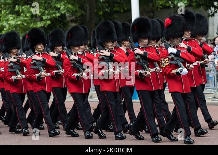 LONDRA, REGNO UNITO - 02 GIUGNO 2022: Le Guardie di Coldstream marciano lungo il Mall durante la parata militare Trooping the Colour per onorare il compleanno ufficiale di sua Maestà la Regina e il Giubileo del platino il 02 giugno 2022 a Londra, Inghilterra. Milioni di persone nel Regno Unito sono previste per partecipare ai festeggiamenti di quattro giorni che segnano il 70th° anno sul trono del monarca britannico che regna da più tempo, la regina Elisabetta II, con oltre un miliardo di spettatori che dovrebbero assistere ai festeggiamenti in tutto il mondo. (Foto di Wiktor Szymanowicz/NurPhoto) Foto Stock