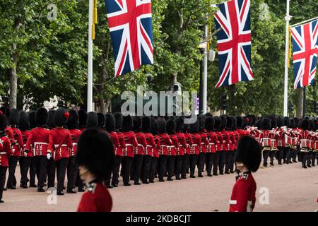 LONDRA, REGNO UNITO - 02 GIUGNO 2022: Le Guardie di Coldstream marciano lungo il Mall durante la parata militare Trooping the Colour per onorare il compleanno ufficiale di sua Maestà la Regina e il Giubileo del platino il 02 giugno 2022 a Londra, Inghilterra. Milioni di persone nel Regno Unito sono previste per partecipare ai festeggiamenti di quattro giorni che segnano il 70th° anno sul trono del monarca britannico che regna da più tempo, la regina Elisabetta II, con oltre un miliardo di spettatori che dovrebbero assistere ai festeggiamenti in tutto il mondo. (Foto di Wiktor Szymanowicz/NurPhoto) Foto Stock