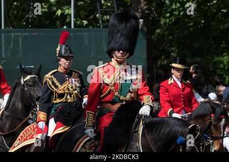 LONDRA, REGNO UNITO - 02 GIUGNO 2022: Charles, Prince of Wales (C) e Princess Anne (L) cavalcano indossando uniformi militari lungo il Mall durante la parata militare Trooping the Colour per onorare il compleanno ufficiale di sua Maestà la Regina e il Giubileo del platino il 02 giugno 2022 a Londra, Inghilterra. Milioni di persone nel Regno Unito sono previste per partecipare ai festeggiamenti di quattro giorni che segnano il 70th° anno sul trono del monarca britannico che regna da più tempo, la regina Elisabetta II, con oltre un miliardo di spettatori che dovrebbero assistere ai festeggiamenti in tutto il mondo. (Foto di Wiktor Szymanowicz/NurPhoto) Foto Stock