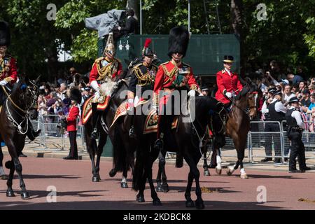 LONDRA, REGNO UNITO - 02 GIUGNO 2022: Charles, Prince of Wales (CR) e Princess Anne (CL) cavalcano indossando uniformi militari lungo il Mall durante la parata militare Trooping the Colour per onorare il compleanno ufficiale di sua Maestà la Regina e il Platinum Jubilee il 02 giugno 2022 a Londra, Inghilterra. Milioni di persone nel Regno Unito sono previste per partecipare ai festeggiamenti di quattro giorni che segnano il 70th° anno sul trono del monarca britannico che regna da più tempo, la regina Elisabetta II, con oltre un miliardo di spettatori che dovrebbero assistere ai festeggiamenti in tutto il mondo. (Foto di Wiktor Szymanowicz/NurPhoto) Foto Stock