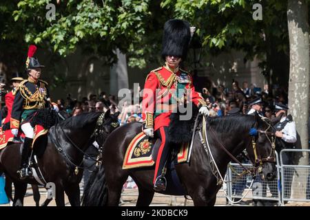 LONDRA, REGNO UNITO - 02 GIUGNO 2022: Charles, Prince of Wales (C) e Princess Anne (L) cavalcano indossando uniformi militari lungo il Mall durante la parata militare Trooping the Colour per onorare il compleanno ufficiale di sua Maestà la Regina e il Giubileo del platino il 02 giugno 2022 a Londra, Inghilterra. Milioni di persone nel Regno Unito sono previste per partecipare ai festeggiamenti di quattro giorni che segnano il 70th° anno sul trono del monarca britannico che regna da più tempo, la regina Elisabetta II, con oltre un miliardo di spettatori che dovrebbero assistere ai festeggiamenti in tutto il mondo. (Foto di Wiktor Szymanowicz/NurPhoto) Foto Stock