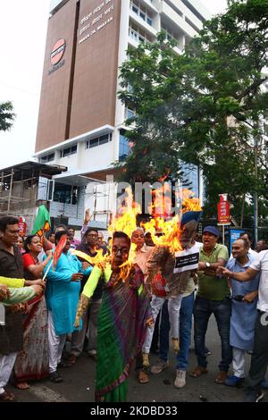 Partito politico IndiaÂ opposizione attivisti del Congresso e sostenitori bruciano effigi del ministro delle finanze sindacale Nirmala Sitharaman e del ministro del petrolio Hardeep Singh Puri, durante una manifestazione contro il recente aumento dei prezzi del carburante, delle bombole di GPL e di altre materie prime essenziali di fronte alla sede centrale del petrolio indiano Kolkata il 2 giugno 2022. (Foto di Debajyoti Chakraborty/NurPhoto) Foto Stock