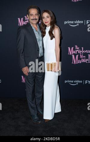 Tony Shalhoub (L) e l'attrice statunitense Marin Hinkle assiste alla 'The Marvelous Mrs Maisell' FYC Screening presso gli Steiner Studios il 02 giugno 2022 a New York City. (Foto di John Nacion/NurPhoto) Foto Stock