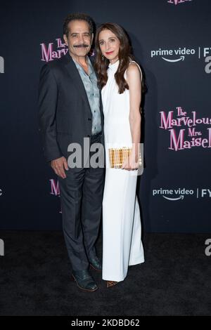 Tony Shalhoub (L) e l'attrice statunitense Marin Hinkle assiste alla 'The Marvelous Mrs Maisell' FYC Screening presso gli Steiner Studios il 02 giugno 2022 a New York City. (Foto di John Nacion/NurPhoto) Foto Stock