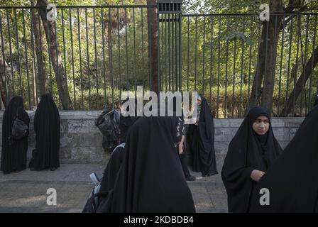 Le studentesse universitarie iraniane Basiji (membri della forza paramilitare Basij) aspettano l'inizio di un raduno per celebrare il trentatreesimo anniversario di morte del fondatore della Repubblica islamica, Ayatollah Ruhollah Khomeini, dell'Università di Teheran il 3 giugno 2022. (Foto di Morteza Nikoubazl/NurPhoto) Foto Stock