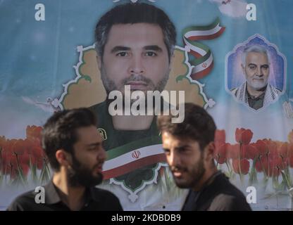 Due studenti universitari iraniani Basiji (membri della forza paramilitare Basij) sono sotto i ritratti del comandante della Guardia rivoluzionaria islamica assassinato, il colonnello Sayyad Khodai, E l’ex comandante della forza di Quds dell’IRGC, il generale Qasem Soleimani durante un raduno per celebrare il trentatreesimo anniversario di morte del fondatore della Repubblica islamica, Ayatollah Ruhollah Khomeini, di fronte alla porta principale dell’Università di Teheran il 3 giugno 2022. (Foto di Morteza Nikoubazl/NurPhoto) Foto Stock