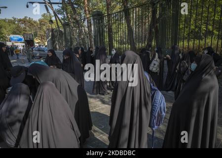 Le studentesse universitarie iraniane Basiji (membri della forza paramilitare Basij) aspettano l'inizio di un raduno per celebrare il trentatreesimo anniversario di morte del fondatore della Repubblica islamica, Ayatollah Ruhollah Khomeini, dell'Università di Teheran il 3 giugno 2022. (Foto di Morteza Nikoubazl/NurPhoto) Foto Stock