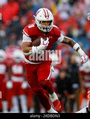 Madison, WISCONSIN, Stati Uniti. 5th Nov 2022. I tassi del Wisconsin che tornano a Braelon Allen (0) durante la partita di football NCAA tra i Maryland Terrapins e i tassi del Wisconsin al Camp Randall Stadium di Madison, WISCONSIN. Darren Lee/CSM/Alamy Live News Foto Stock