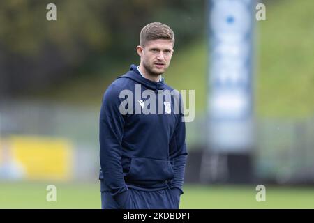 5th novembre, Maryhill, Glasgow, Scozia; Campionato scozzese di calcio, Partick Thistle contro Dundee; Joe Grayson di Dundee ispeziona il campo prima della partita Foto Stock