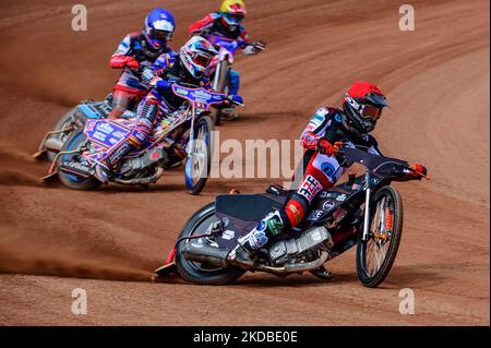 Jack Smith (rosso) guida Henry Atkins (bianco) Freddy Hodder (blu) e Jacob Fellows (giallo) durante la partita della National Development League tra Belle Vue Colts e Oxford Chargers al National Speedway Stadium di Manchester venerdì 3rd giugno 2022. (Foto di Ian Charles/MI News/NurPhoto) Foto Stock