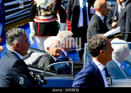 La parata per la 76th° Giornata della Repubblica Italiana. Il Presidente della Repubblica Italiana, Sergio Mattarella. A Roma, Italia, il 2 giugno 2022 (Foto di Riccardo Fabi/NurPhoto) Foto Stock