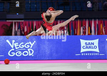 Kita Sumire (JPN) durante la Ginnastica Rhythmic Gymnastics FIG World Cup 2022 il 03 giugno 2022 all'Arena Vitrifrigo di Pesaro (Photo by Gianluca Ricci/LiveMedia/NurPhoto) Foto Stock