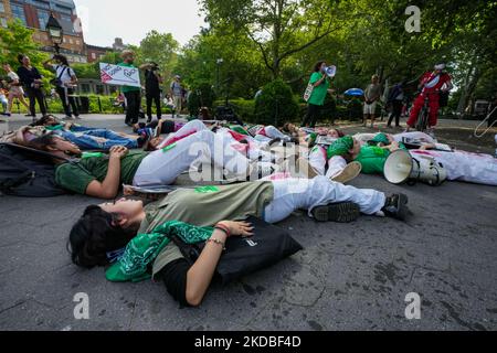 I manifestanti dei diritti pro-aborto si riuniscono il 3 giugno 2022 a Washington Square Park, New York City. – Diverse organizzazioni statunitensi che sostengono i diritti all’aborto hanno richiesto proteste a livello nazionale il 14 maggio, dopo che un progetto di parere trapelato ha dimostrato che la Corte Suprema statunitense è pronta a ribaltare la sua storica decisione Roe contro Wade. (Foto di John Nacion/NurPhoto) Foto Stock