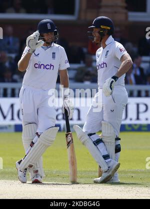 L-R Old Captain England's Joe Root (Yorkshire) e New Captain England's ben Stokes (Durham) durante IL TEST ASSICURATIVO SERIE 1st Test, Day 3, (Day 3 of 5) tra l'Inghilterra contro la Nuova Zelanda al Lord's Cricket Ground, Londra il 04th giugno , 2022 (Foto di Action Foto Sport/NurPhoto) Foto Stock