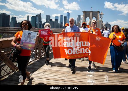 Centinaia di dimostranti hanno marciato da Foley Square a Cadman Plaza, attraversando il ponte di Brooklyn a New York, il 4 giugno 2022, in solidarietà con i sopravvissuti alla violenza delle armi. La marcia è stata guidata da Moms Demand Action. (Foto di Karla Ann Cote/NurPhoto) Foto Stock