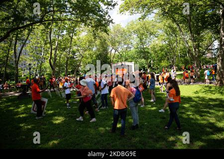 Centinaia di dimostranti hanno marciato da Foley Square a Cadman Plaza, attraversando il ponte di Brooklyn a New York, il 4 giugno 2022, in solidarietà con i sopravvissuti alla violenza delle armi. La marcia è stata guidata da Moms Demand Action. (Foto di Karla Ann Cote/NurPhoto) Foto Stock