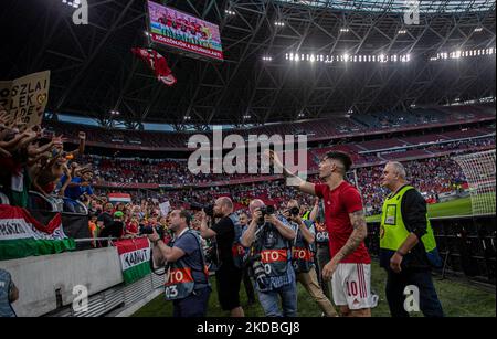 Dominik Szoboszlai consegna la sua t-shirt dopo la partita della UEFA Nations League A3 a Puskás Aréna il 04 giugno 2022 a Budapest, Ungheria. (Foto di Robert Szaniszló/NurPhoto) Foto Stock