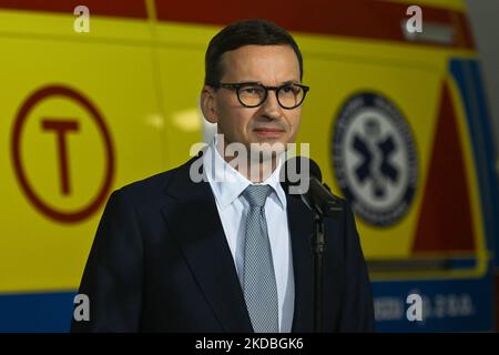 Il primo ministro polacco Mateusz Morawiecki durante una conferenza stampa all'interno del nuovo ospedale di Olkusz. Con il denaro del COVID-19 Countermeasures Fund, l'ospedale di Olkusz ha ricevuto una nuova ambulanza di tipo C con attrezzature e l'ascensore all'interno dell'ospedale è stato sostituito. Sabato 04 giugno 2022, a Olkusz, Voivodato della Polonia minore, Polonia. (Foto di Artur Widak/NurPhoto) Foto Stock