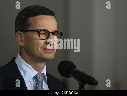 Il primo ministro polacco Mateusz Morawiecki durante una conferenza stampa all'interno del nuovo ospedale di Olkusz. Con il denaro del COVID-19 Countermeasures Fund, l'ospedale di Olkusz ha ricevuto una nuova ambulanza di tipo C con attrezzature e l'ascensore all'interno dell'ospedale è stato sostituito. Sabato 04 giugno 2022, a Olkusz, Voivodato della Polonia minore, Polonia. (Foto di Artur Widak/NurPhoto) Foto Stock