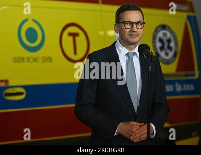Il primo ministro polacco Mateusz Morawiecki durante una conferenza stampa all'interno del nuovo ospedale di Olkusz. Con il denaro del COVID-19 Countermeasures Fund, l'ospedale di Olkusz ha ricevuto una nuova ambulanza di tipo C con attrezzature e l'ascensore all'interno dell'ospedale è stato sostituito. Sabato 04 giugno 2022, a Olkusz, Voivodato della Polonia minore, Polonia. (Foto di Artur Widak/NurPhoto) Foto Stock