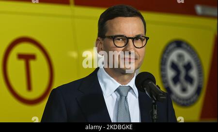 Il primo ministro polacco Mateusz Morawiecki durante una conferenza stampa all'interno del nuovo ospedale di Olkusz. Con il denaro del COVID-19 Countermeasures Fund, l'ospedale di Olkusz ha ricevuto una nuova ambulanza di tipo C con attrezzature e l'ascensore all'interno dell'ospedale è stato sostituito. Sabato 04 giugno 2022, a Olkusz, Voivodato della Polonia minore, Polonia. (Foto di Artur Widak/NurPhoto) Foto Stock